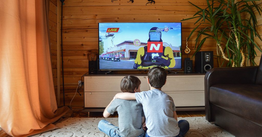 deux-garçons-regardent-la-télévision-dans-le-salon-dessin-animé