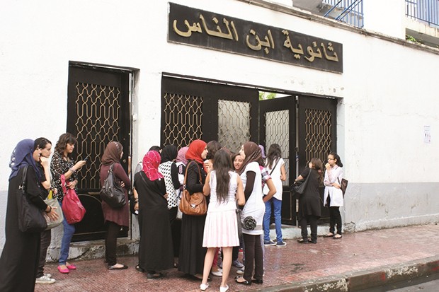Des élèves devant un lycée en Algérie, la rentrée scolaire